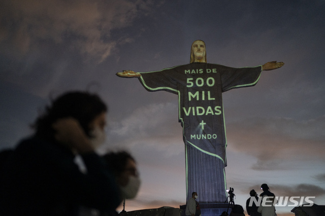 지난 1일(현지시간) 브라질 리우데자네이루의 거대 예수상에 신종 코로나바이러스 감염증(코로나19)으로 사망한 사람들을 지칭하는 