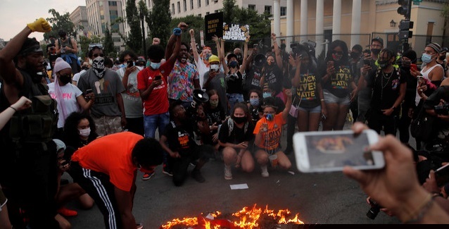 미국 독립기념일인 4일(현지시간) 수도 워싱턴DC의 백악관 밖에서 시위대가 성조기를 불태우고 있다(출처: 뉴시스)
