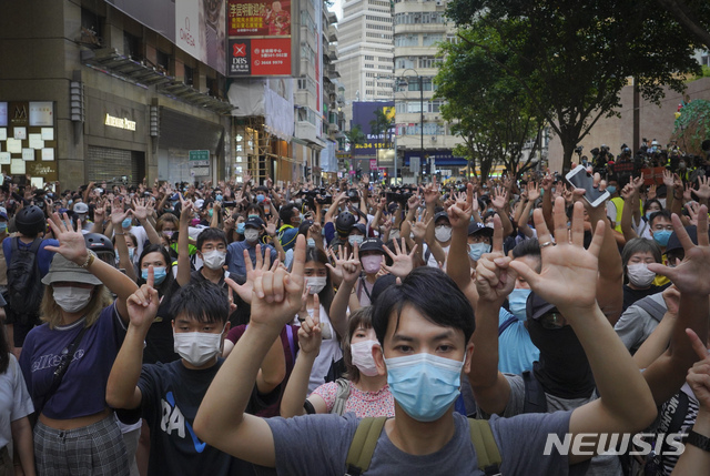 홍콩 국가보안법 시행 첫 날인 1일 홍콩에서 반대 시위가 열렸다. 이들이 펼쳐 보이고 있는 다섯개 손가락과 한개의 손가락은 