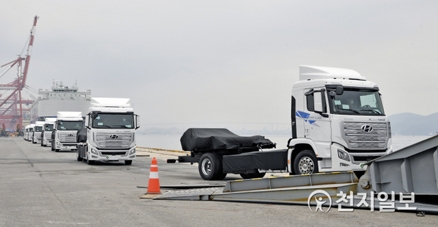 현대자동차가 전 세계 최초로 수소전기 대형트럭 양산체제를 구축하고, 6일 전남 광양시 광양항에서 세계 최초로 양산한 ‘엑시언트 수소전기트럭(XCIENT Fuel Cell)’ 을 스위스로 수출했다. 이날 첫 수출을 시작으로 유럽 친환경 상용차 시장 공략을 본격화한다. 사진은 전남 광양시 광양항에서 세계 최초로 양산한 엑시언트 수소전기트럭 10대를 스위스로 수출하기 위해 ‘글로비스 슈페리어’호에 선적하는 모습. (제공: 현대자동차) ⓒ천지일보 2020.7.6