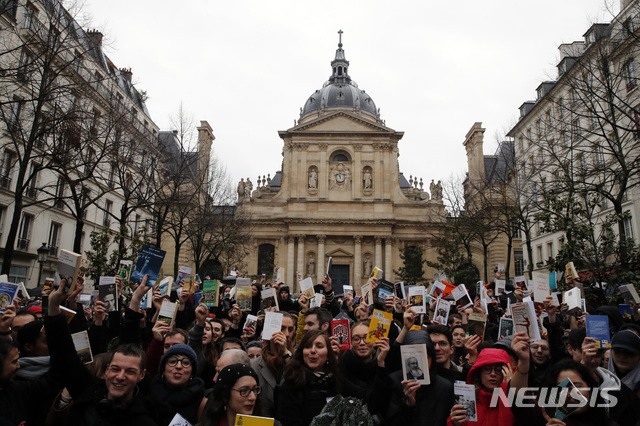 지난 3월 파리 소르본대학 앞에서 학생과 연구진들이 정부의 대학 지원금 삭감 반대 시위를 하는 모습. 프랑스 최고행정법원인 콩세유데타(국사원)는 지난 1일(현지시간) 