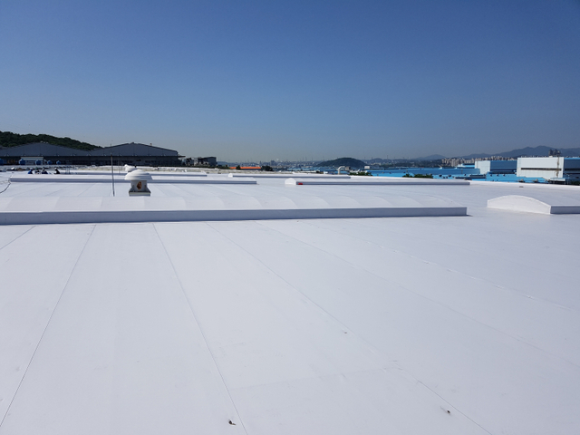현대L&C 지붕 외장재 TPO 방수시트를 물류센터에 시공한 모습. (제공: 현대L&C)