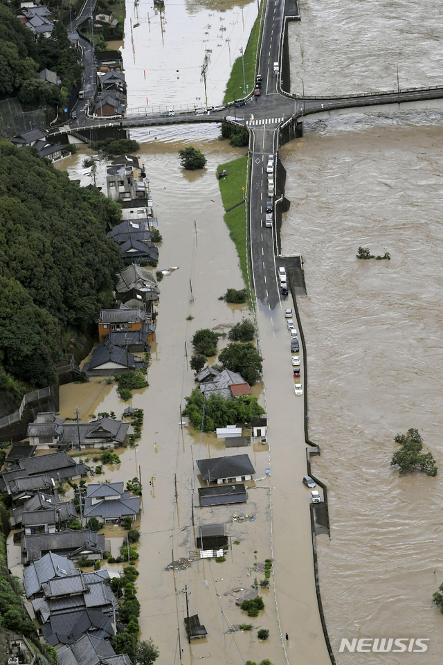 4일 일본 구마모토현 야쓰시로에서 폭우로 범람한 구마강에 주택과 도로가 침수됐다. (출처: 뉴시스)
