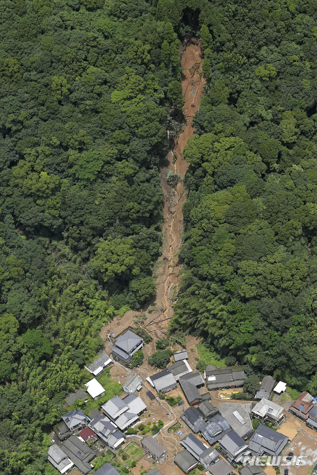 4일 일본 규슈지역 구마모토현 아시키타마치 항공사진. 산사태가 발생해 가옥이 토사에 덮여있다. (출처: 뉴시스)