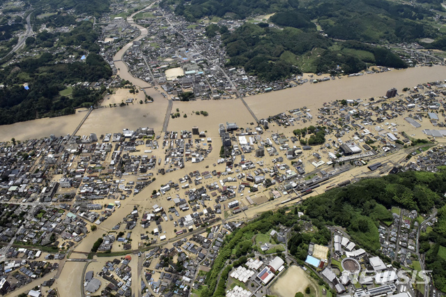 4일 일본 구마모토현 히토요시 구마강에서 쏟아져 나온 흙탕물이 범람하고 있다. (출처: 뉴시스)