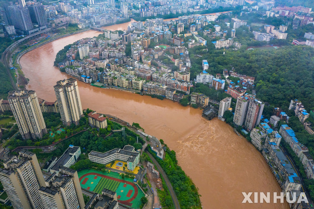 1일(현지시간) 중국 남서부 충칭시 치장 구에 홍수가 나 시내를 가로지르는 하천이 누렇게 흐르고 있다. (출처: 뉴시스)