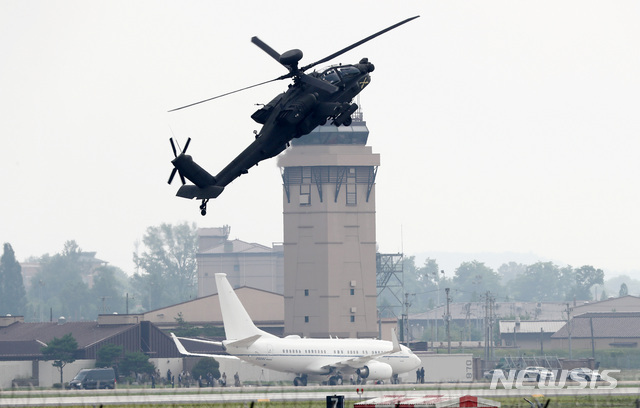 스티븐 비건 미국 국무부 부장관 겸 대북특별대표가 탑승한 비행기가 7일 경기 오산공군기지에 착륙한 가운데 AH-64D 롱보우 아파치 헬기가 이륙하고 있다. (출처: 뉴시스)