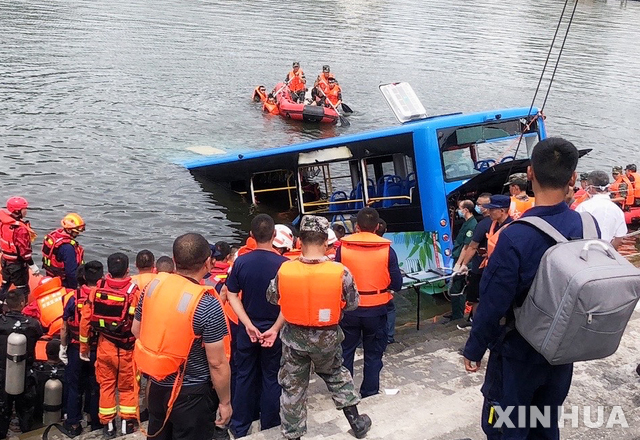 중국 남서부 구이저우(貴州)성에서 7일 대입 수험생 등을 태운 노선버스가 호수로 떨어져 최소한 21명이 숨지고 17명이 다치는 참사가 발생했다(출처: 뉴시스)