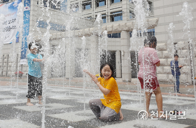 [천지일보 진주=최혜인 기자] 남부지방을 중심으로 낮 최고 기온이 35도까지 오른 5일 경남 진주시청 앞 광장에서 어린이들이 바닥분수 물줄기에 몸을 적시며 뛰어놀고 있다. ⓒ천지일보 2020.6.5