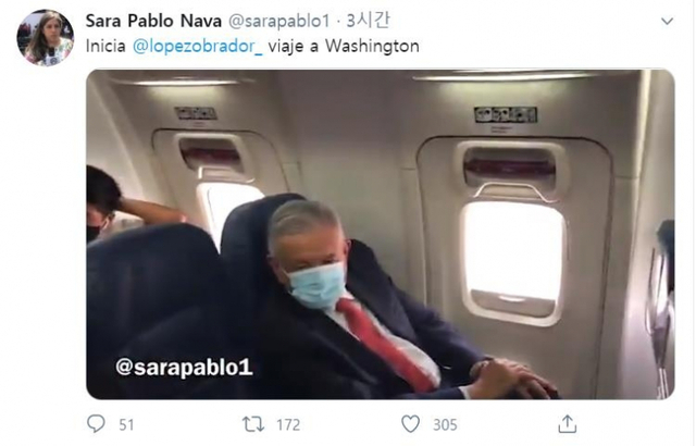 미국행 비행기에서 마스크 쓰고 앉아있는 멕시코 대통령 (출처: 트위터 캡처)