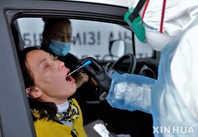 지난달 16일 카자흐스탄 누르술탄에서 한 여성이 드라이브스루를 통해 코로나19 검사를 받고 있다. (출처: 뉴시스)