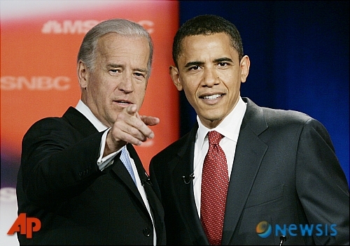 【오랜지버그(미 사우스캐롤라이나주)=AP/뉴시스】2007년 버락 오바마 전 미국 대통령(오른쪽)과 조 바이든 전 부통령의 모습.