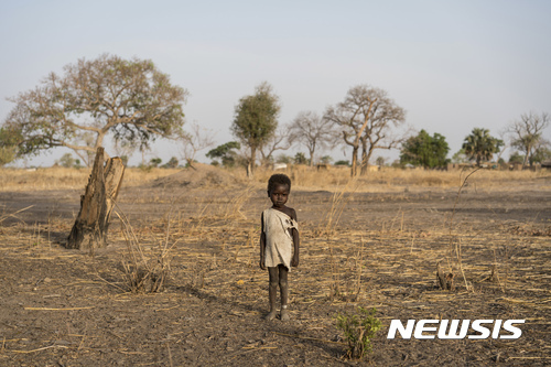 남수단 우다바에서 10일(현지시간) 기엘이란 이름의 어린이가 한 쪽 발목에 흰색 발찌를 차고 있다. (출처: 뉴시스)