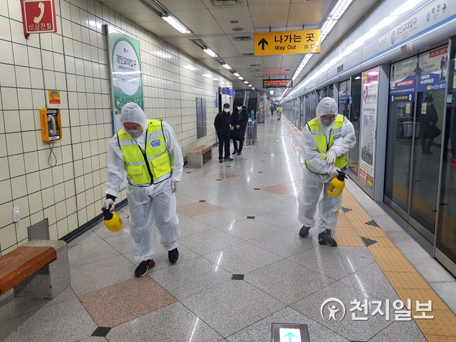 지난 3월 인천시 자원봉사자들이 지하철역 코로나19 방역활동을 하고 있다. (제공: 인천시) ⓒ천지일보 2020.7.12