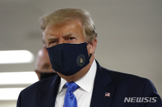 11일(현지시간) 트럼프 대통령이 올해 초 코로나19 바이러스가 미국 전역에 퍼지기 시작한 이후 공식석상에서 최초로 마스크를 착용한 모습을 드러냈다. 2020.7.11. (출처: 뉴시스)