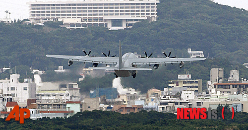 일본 오키나와의 기노완시에 있는 후텐마 공군기지에서 지난 2009년 12월17일 미군 수송기가 이륙하고 있다. (출처: 뉴시스)