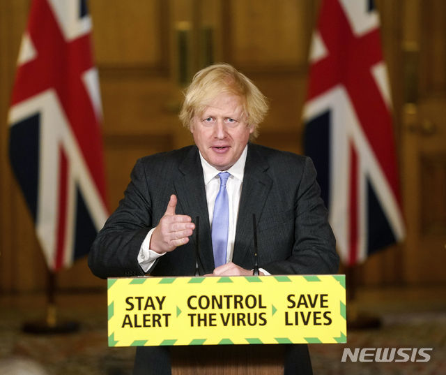 보리스 존슨 영국 총리가 23일(현지시간) 런던 총리관저에서 일일 브리핑을 진행하고 있다(출처: 뉴시스)
