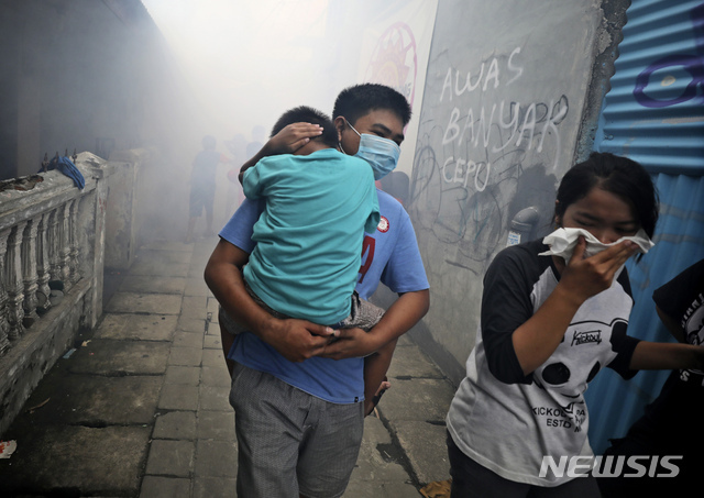 지난 3월 23일 인도네시아 자카르타에서 뎅기열 발생을 막기 위해 보건당국이 빈민가를 소독하고 있다. (출처: 뉴시스)