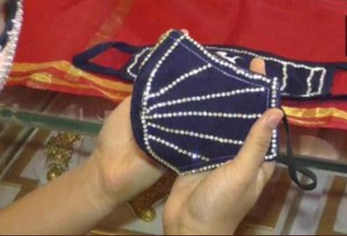 인도 서부 수라트의 한 보석상에서 판매되는 다이아몬드 장식 마스크. (출처: ANI통신 트위터 캡처, 연합뉴스)