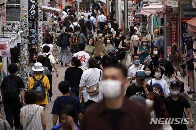 [도쿄=AP/뉴시스] 일본 수도 도쿄도가 신종 코로나바이러스 감염증(코로나19) 제2파의 진원지가 되고 있는 가운데 3일 시내 쇼핑가에 마스크를 착용한 인파가 몰려 인산인해를 이루고 있다. 2020.07.05