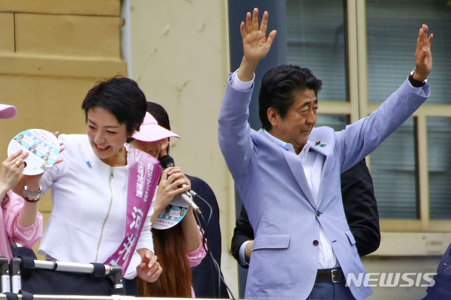 아베 총리(오른쪽)가 지난 2019년 7월 14일 히로시마에서 가와이 가쓰유키 전 법무상의 부인 가와이 안리(왼쪽) 당시 참의원 후보의 유세에 참석해 지지자들에게 손을 흔들고 있다(출처: 뉴시스)