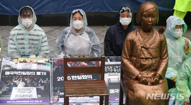 '반아베반일청년학생공동행동' 소속 대학생들이 서울 종로구 옛 일본대사관 앞에서 28년 동안 열리던 '일본군 위안부 문제 해결 촉구 수요시위'의 위치를 선점한 보수단체에게 소녀상 주변을 내어주지 않기 위해 연좌농성을 하고 있다(출처: 뉴시스)
