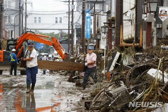 9일 일본 구마모토현 히토요시에서 주민들이 폭우 피해를 복구하고 있다. 규슈 지방을 강타한 폭우가 혼슈 중부 지역으로 확대해 피해가 잇따르는 것으로 알려졌다(출처: 뉴시스)