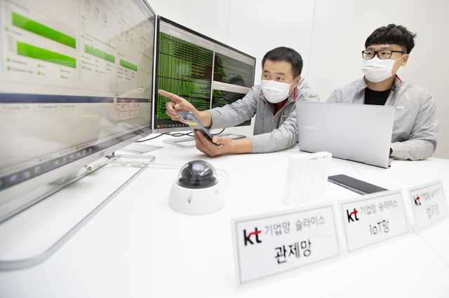 KT가 ‘5G 기업망 슬라이스’의 기술 개발을 완료하고 상용 서비스로 출시하기 위한 기술 검증을 성공적으로 마쳤다고 14일 밝혔다. KT 연구원들이 5G 기업 망 슬라이스 기술이 적용된 단말을 테스트하고 있다. (제공: KT)