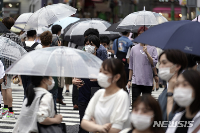 지난 9일 일본 도쿄 시부야의 횡단보도를 신종 코로나바이러스 감염증(코로나19) 마스크를 착용한 시민들이 건너고 있다(출처: 뉴시스)