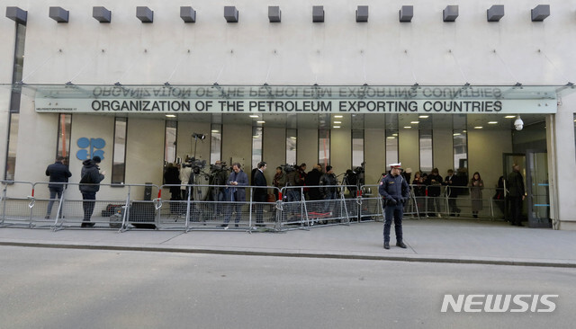 [빈=AP/뉴시스] 지난 3월 5일(현지시간) 오스트리아 빈에 위치한 석유수출국기구(OPEC) 본사 앞에 사람들이 서 있다.