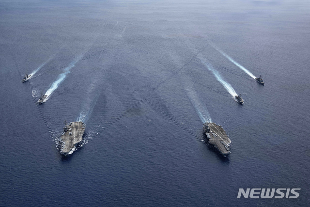 미국 해군이 보유한 로널드 레이건 항공모함(왼쪽)과 니미츠 항공모함(오른쪽)이 지난 6일 남중국해 해역을 나란히 순항하고 있다. (출처: 뉴시스)