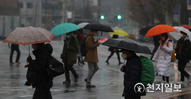 [천지일보=남승우 기자] 비가 내린 25일 서울 시내에서 시민들이 우산을 쓴 채 출근길을 재촉하고 있다. ⓒ천지일보 2020.2.25
