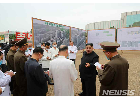 김정은 북한 국무위원장이 평양종합병원건설 현장을 찾은 모습. (출처: 뉴시스)