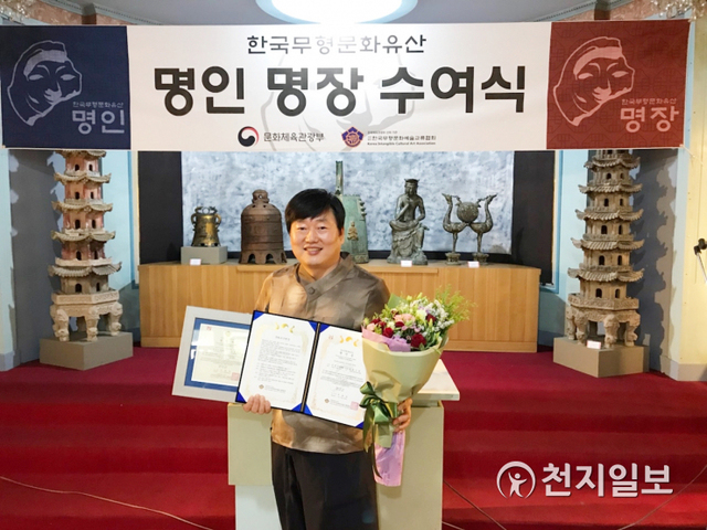 전국 최초의 한국무형문화유산 전통 누룩 분야 명인으로 선정된 귀농인 한영석씨. (제공: 정읍시) ⓒ천지일보 2020.7.20