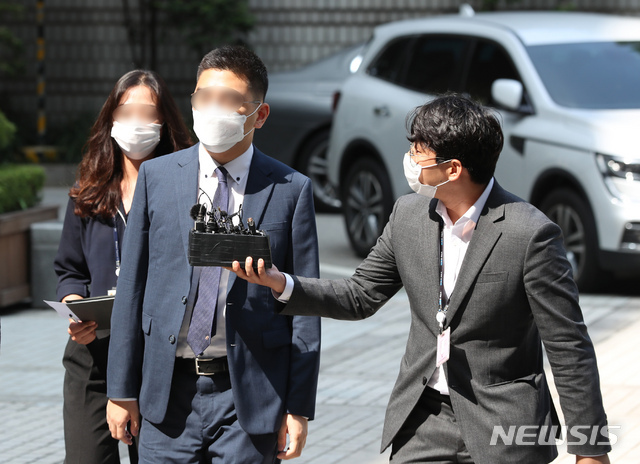 이른바 '검·언유착 의혹' 사건의 핵심 피의자로 꼽히는 이동재 전 채널A 기자가 구속 전 피의자심문(영장실질심사)을 받기 위해 17일 서울중앙지방법원으로 출석하고 있다. (출처: 뉴시스)