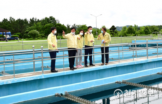 21일 진주시의회 도시환경위원회 소속 이현욱·강묘영·류재수 의원이 정수장을 방문해 침전지·배수지 등의 수돗물 정수과정과 관리현황을 점검하고 있다. (제공: 진주시의회) ⓒ천지일보 2020.7.21