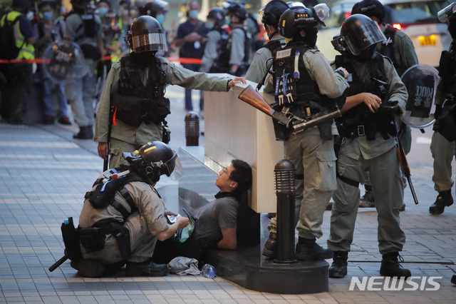 1일(현지시간) 홍콩에서 경찰이 홍콩반환기념일 시위자를 붙잡은 모습(출처: 뉴시스)