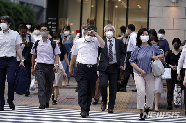 지난 20일 일본 도쿄의 한 횡단보도를 신종 코로나바이러스 감염증(코로나19) 예방을 위해 마스크를 쓴 시민들이 건너고 있다. (출처: 도쿄=AP/뉴시스)
