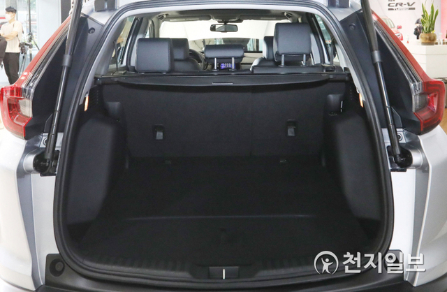 [천지일보=남승우 기자] 혼다코리아(대표이사 이지홍)가 23일 서울 용산구 혼다자동차 KCC모터스 용산전시장에서 ‘뉴 CR-V 터보’를 출시했다. 사진은 ‘뉴 CR-V 터보’ 트렁크의 모습. ⓒ천지일보 2020.7.23