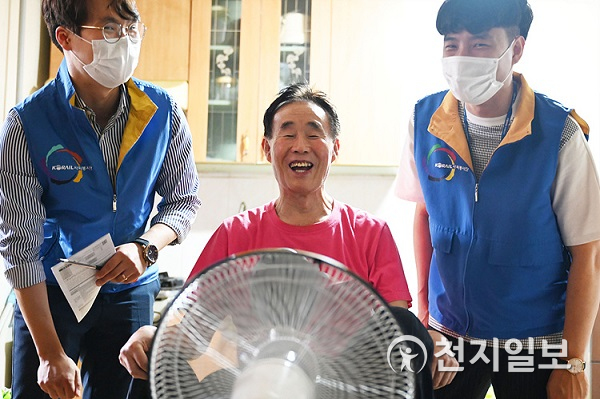 한국철도 직원들이 대전시 중구에 거주하는 김진영(77세) 할아버지에게 선풍기를 전달하고 함께 바람을 쐬고 있다. (제공: 한국철도) ⓒ천지일보 2020.7.23