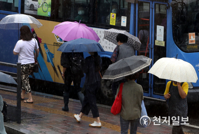 [천지일보=남승우 기자] 전국적으로 비가 내린 23일 오후 서울 용산구 숙대입구역 버스정류장에서 시민들이 우산을 쓴 채 발걸음을 재촉하고 있다. ⓒ천지일보 2020.7.23