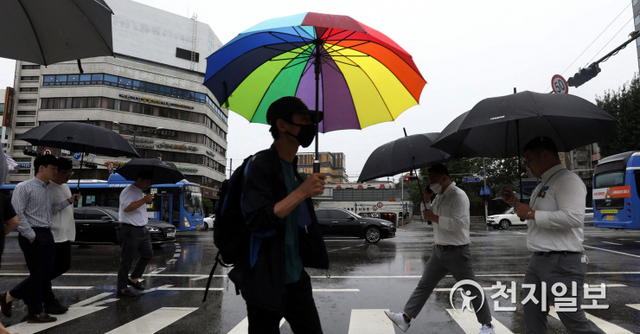 [천지일보=남승우 기자] 전국적으로 비가 내린 23일 오후 서울 용산구 숙대입구역에서 시민들이 우산을 쓴 채 횡단보도를 건너고 있다. ⓒ천지일보 2020.7.23