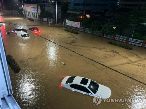 부산 지역에 호우 경보가 내려진 23일 오후 부산 연산동 한 도로가 침수 돼 차량이 물에 잠겨 있다. 2020.7.23 (출처: 연합뉴스)