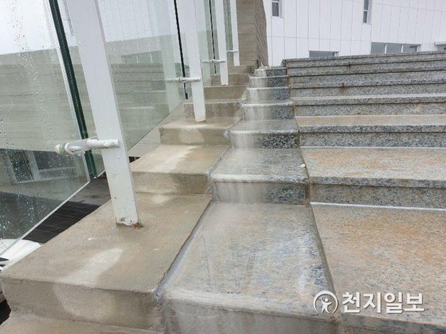 김포 애기봉평화생태공원 지하주차장 계단이 누수로 인해 젖어있다. ⓒ천지일보 2020.7.24