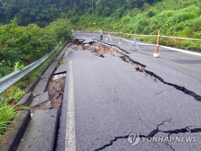 24일 오전 전남 순천시 별량면의 한 도로가 밤새 내린 폭우로 뒤틀리고 끊어져 차량 통행이 통제되고 있다.  (출처: 연합뉴스)