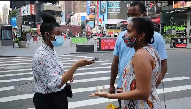24일(현지시간) 미국 뉴욕 타임스퀘어 부근에서 시민들이 한국 정부의 코로나19 조치에 대해 답하고 있다. ⓒ천지일보 2020.7.27