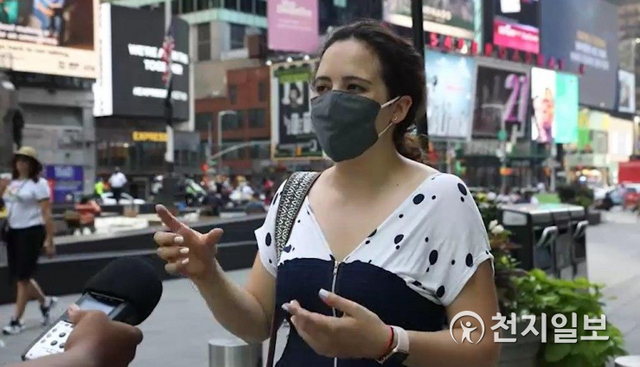 25일(현지시간) 미국 뉴욕 타임스퀘어 부근에서 한 시민이 한국 정부의 코로나19 조치에 대해 답하고 있다. ⓒ천지일보 2020.7.27