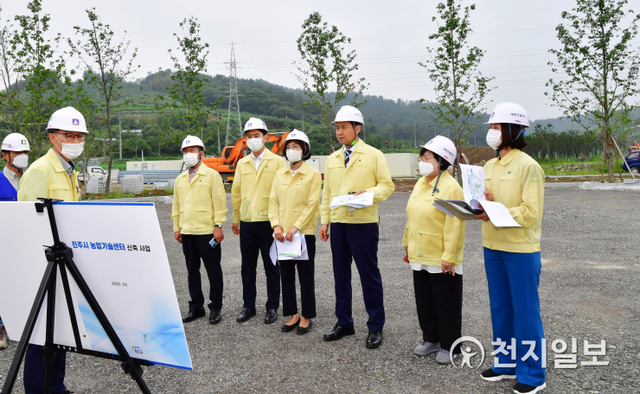 진주시의회 경제복지위원회가 제222회 임시회기 동안 농업기술센터 신축공사장과 지식산업센터를 방문해 현장점검을 펼치고 있다. (제공: 진주시의회) ⓒ천지일보 2020.7.29