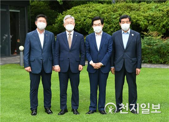 안병용(오른쪽 두 번째) 회장이 임원단과 이재명(왼쪽 두 번째) 도지자와 함께 기념 촬영을 하고 있다. (제공: 의정부시) ⓒ천지일보 2020.7.29
