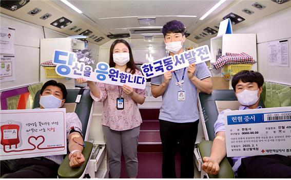149번째 헌혈에 참여하고 있는 김병조 한국동서발전 홍보실 차장(왼쪽 1번째)과 직원들이 기념 촬영을 하고 있다. (제공: 한국동서발전) ⓒ천지일보 2020.7.29